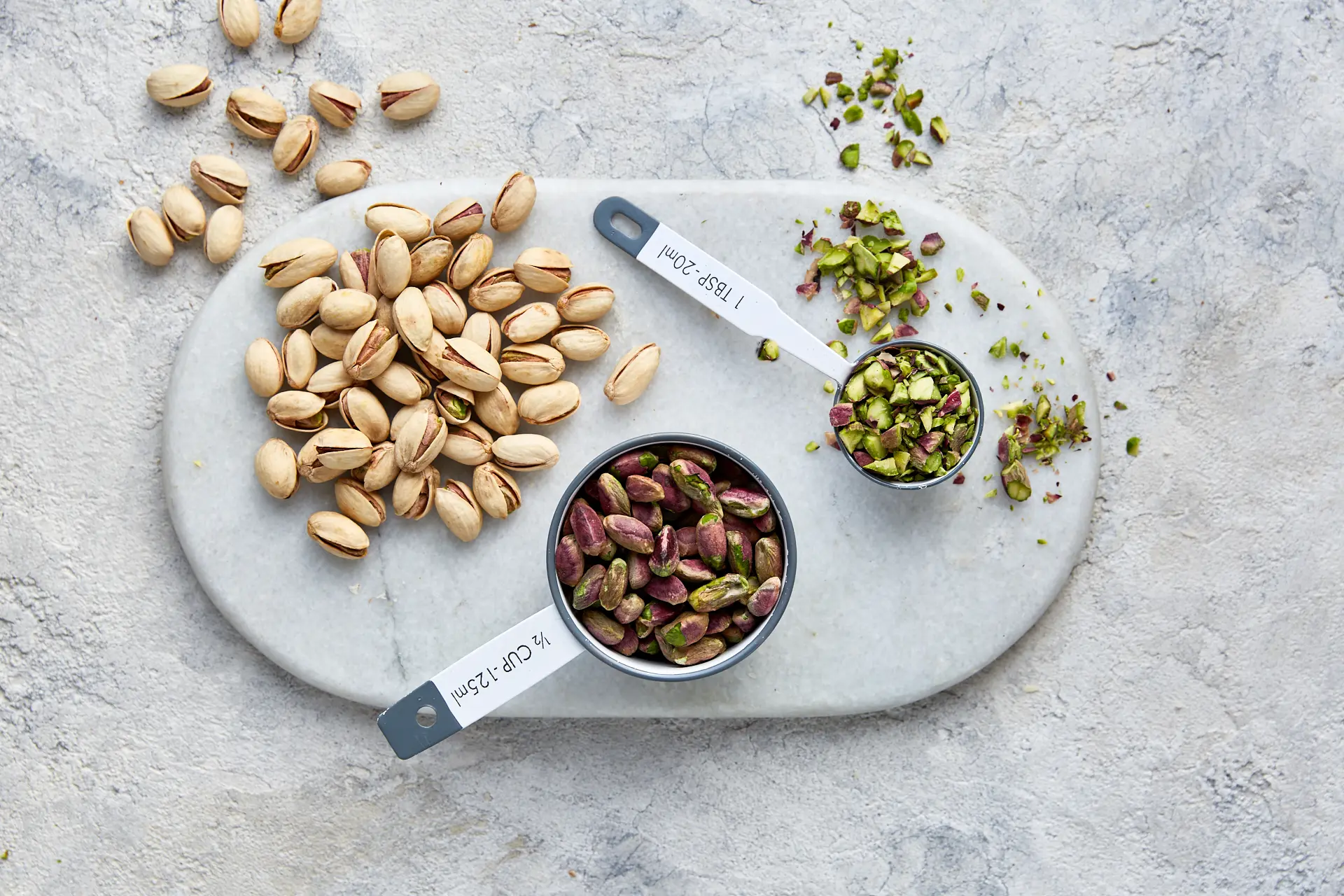 Pistachios_in-shell-and-kernels-chopped-on-board-20205865-1